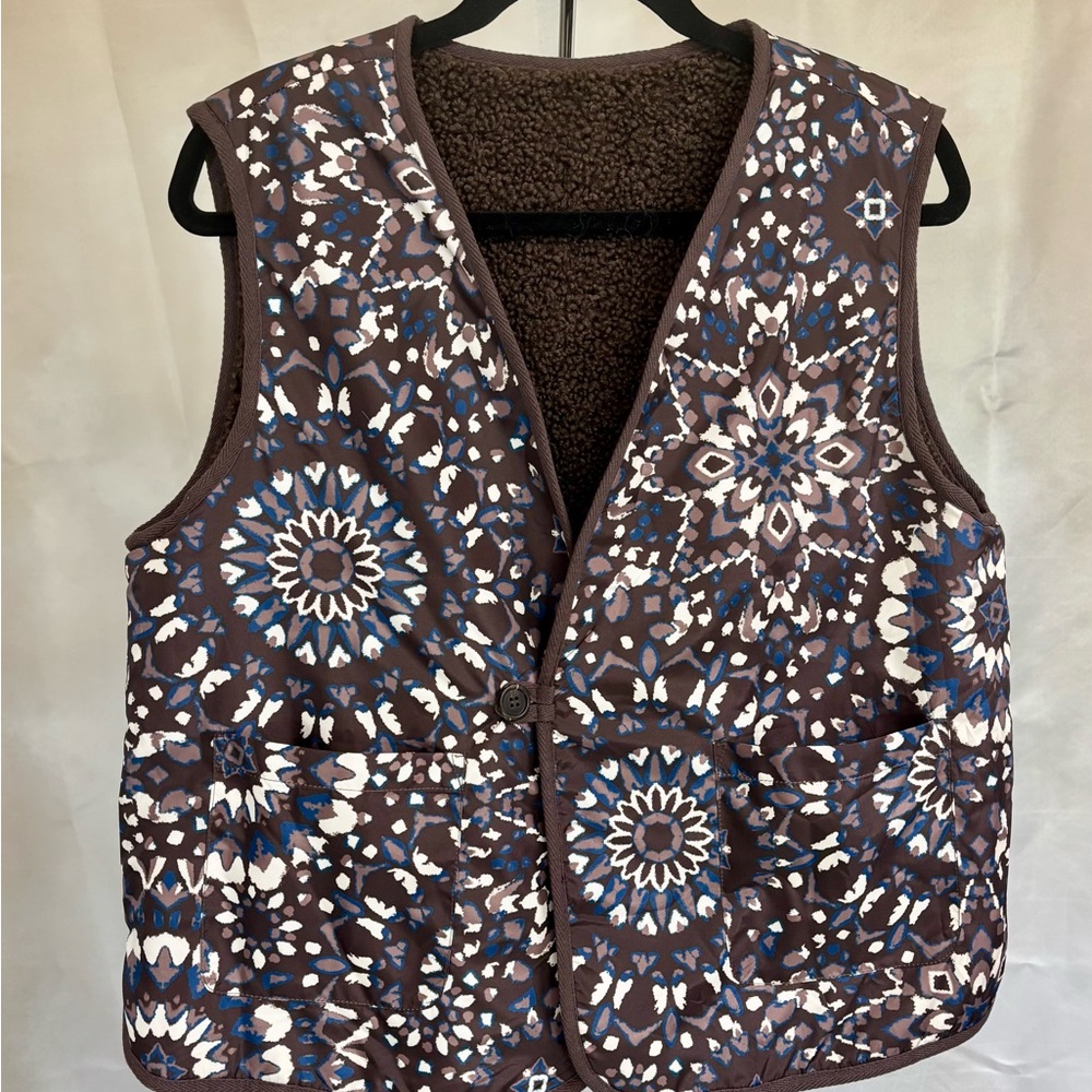 Reversible Brown Patterned Fleece-Lined Vest with Blue Accents